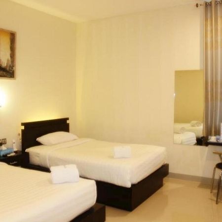 Guardian Family Hotel Sorong Exteriör bild